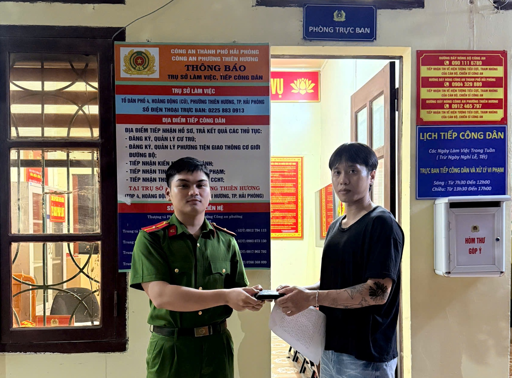 Công an phường Thiên Hương trao trả tài sản bị đánh rơi cho người dân